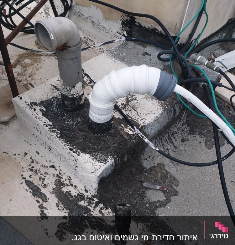 צינור עטוף בחומר איטום על גג בטון